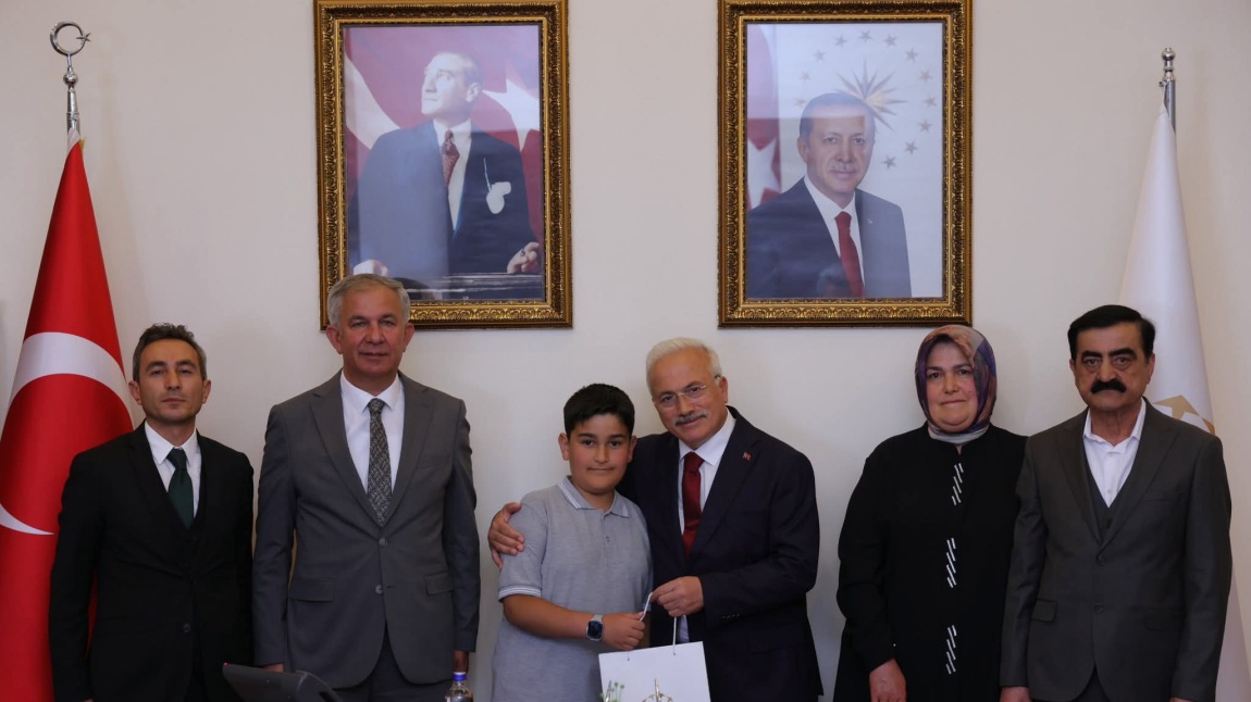 2025 Bursluluk Sınavında 500 Tam Puan Türkiye 1.si olan Eymen Mete KIVRAK, ödülü Aksaray Valimiz tarafından takdim edildi.Ödül törenine Gülağaç Kaymakamımız , İl Milli Eğitim Müdürümüz ve İlçe Milli Eğitim Müdürümüz de eşlik ettiler.