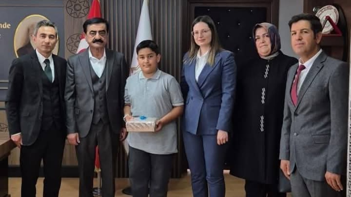 2025 Bursluluk Sınavında 500 Tam Puanla Türkiye 1.si   Eymen Mete KIVRAK, ödülü Aksaray Valimiz tarafından takdim edildi.Ödül törenine Gülağaç Kaymakamımız , İl Milli Eğitim Müdürümüz ve İlçe Milli Eğitim Müdürümüz de eşlik ettiler.